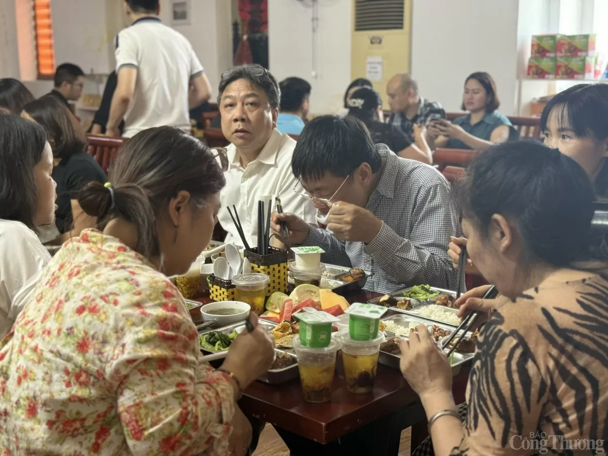 Ấm áp 'Bữa cơm công đoàn' kỷ niệm 74 năm Ngày Truyền thống ngành Công Thương