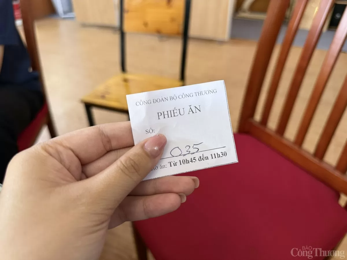 Ấm áp 'Bữa cơm công đoàn' kỷ niệm 74 năm Ngày Truyền thống ngành Công Thương