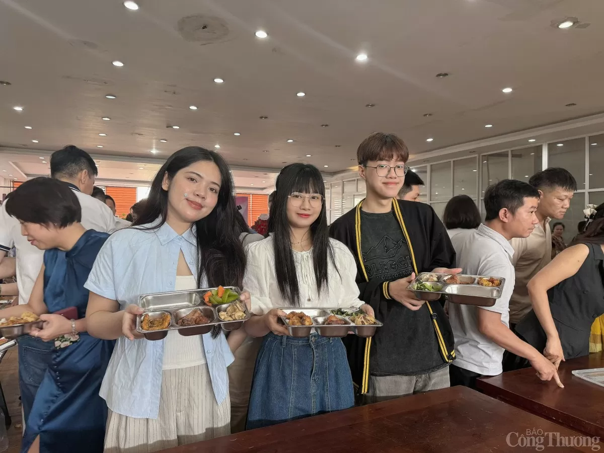 Ấm áp 'Bữa cơm công đoàn' kỷ niệm 74 năm Ngày Truyền thống ngành Công Thương