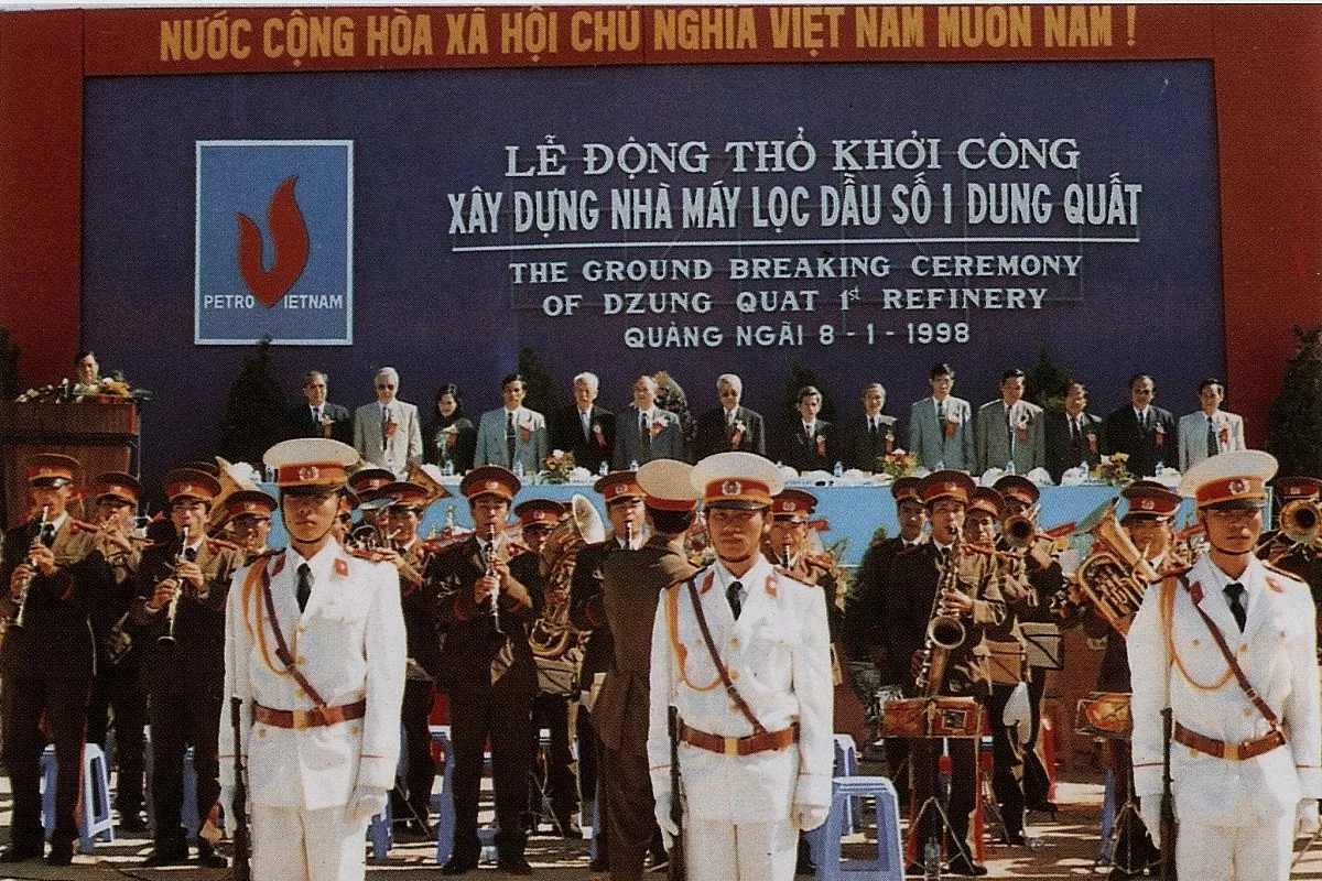 Ngày 8/1/1998, NMLD Dung Quất động thổ khởi công tại tỉnh Quảng Ngãi