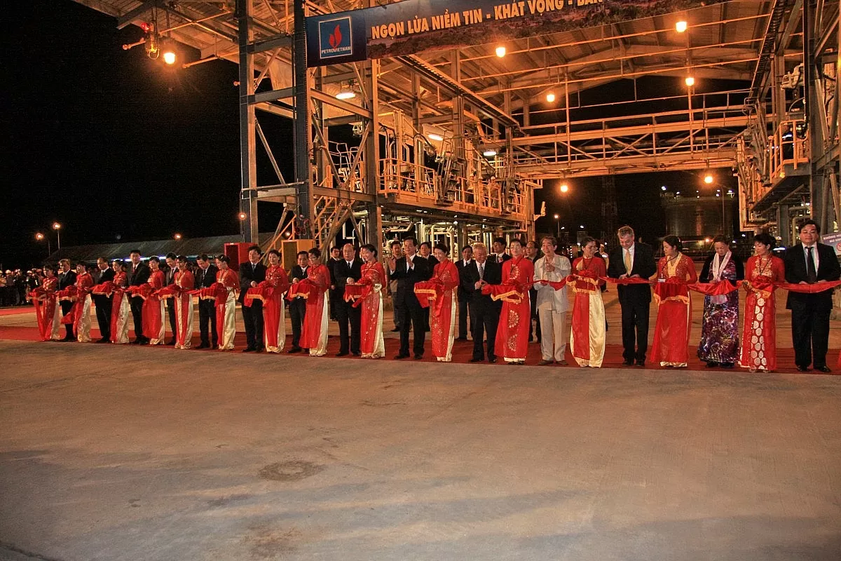 Trải qua nhiều biến động và thay đổi, nỗ lực trên công trường xây dựng, ngày 22/2/2009, NMLD Dung Quất cho ra dòng sản phẩm thương mại đầu tiên