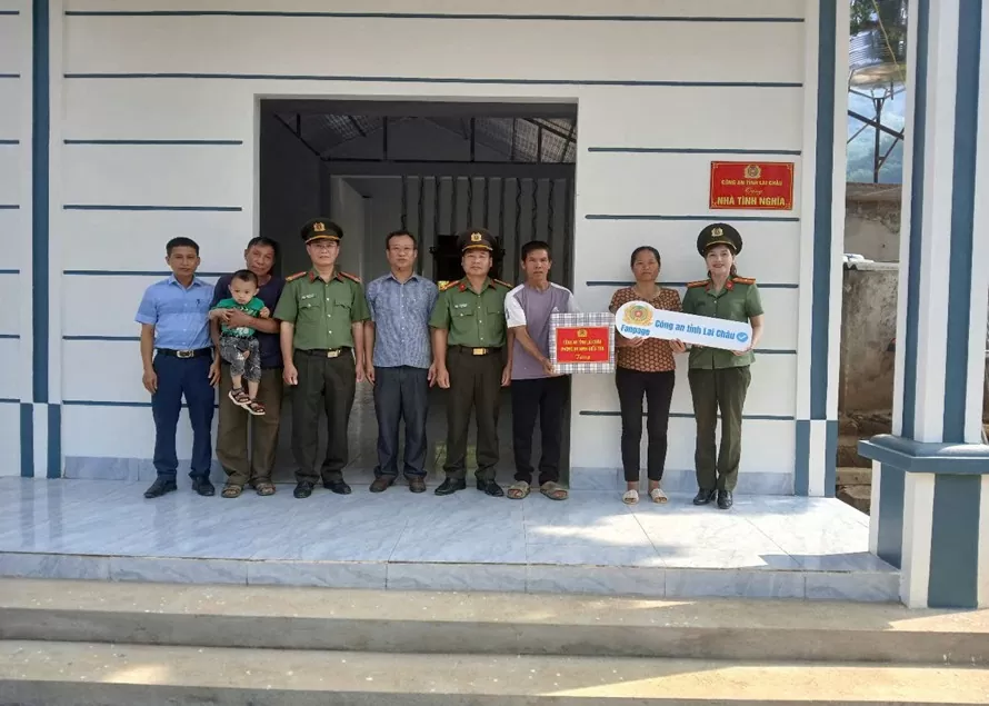 Lai Châu: Lực lượng công an xung kích “Chung tay xóa nhà tạm, nhà dột nát”