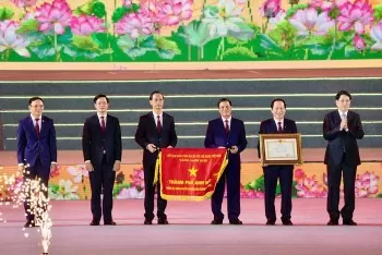 hai phong hao hung 70 nam giai phong va don nhan danh hieu thanh pho anh hung