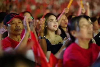 nhung hinh anh an tuong dem khai mac le hoi hoa phuong do hai phong 2025