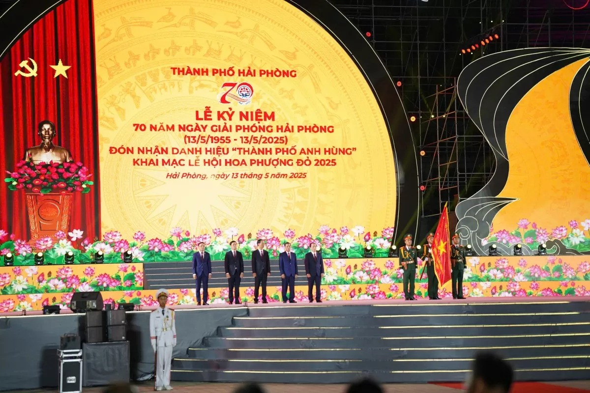 Những hình ảnh ấn tượng đêm khai mạc Lễ hội Hoa Phượng Đỏ - Hải Phòng 2025