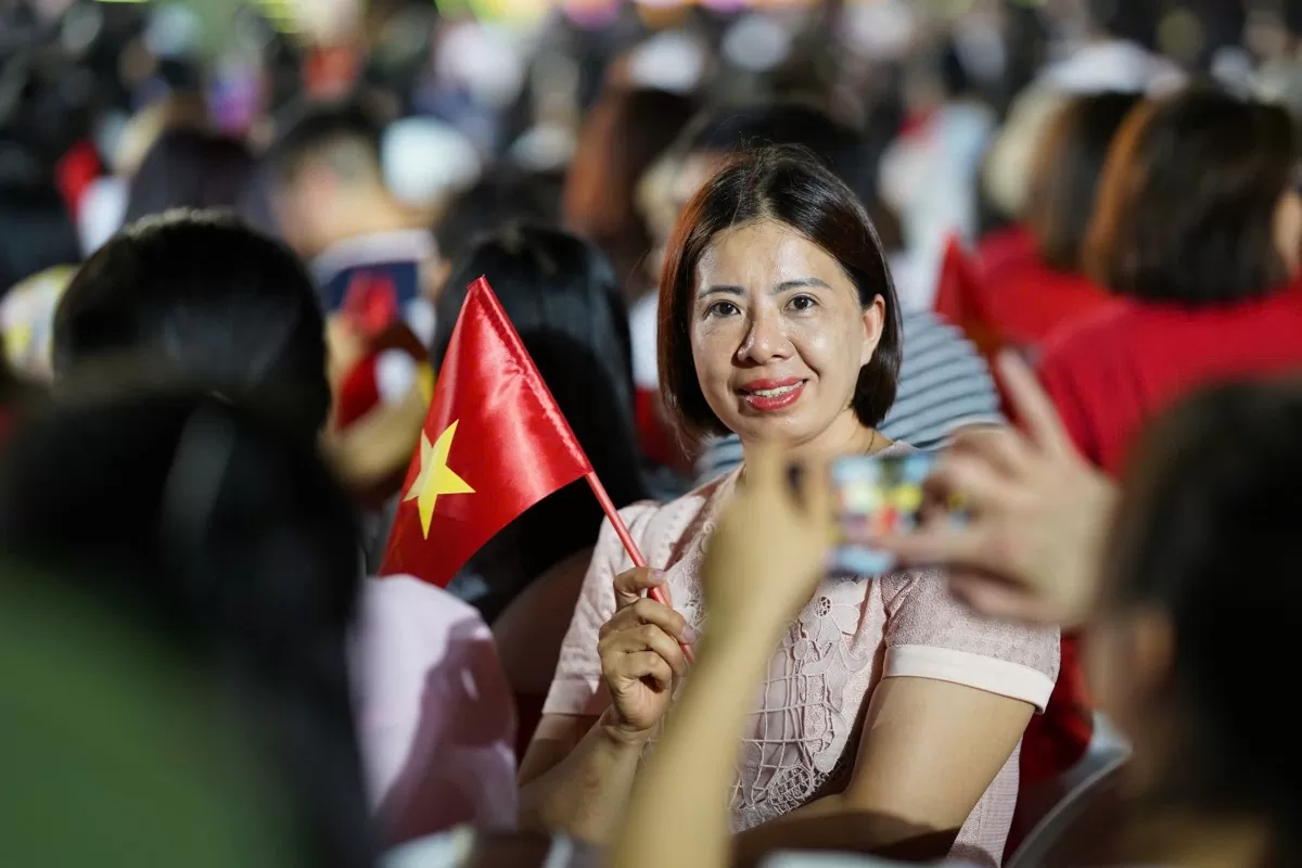 Những hình ảnh ấn tượng đêm khai mạc Lễ hội Hoa Phượng Đỏ - Hải Phòng 2025
