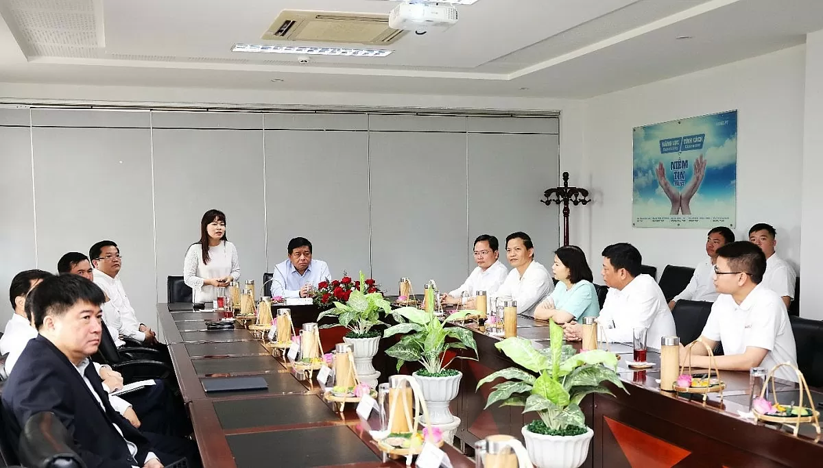 Phó Thủ Tướng Nguyễn Chí Dũng cùng đoạn đại biểu trong chuyến thăm công ty Hanel PT