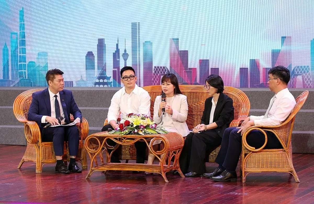 Bà Trần Thị Thu Trang – Chủ tịch Hanel PT và thương hiệu SASAKI chính giữa tại phiên tọa đàm