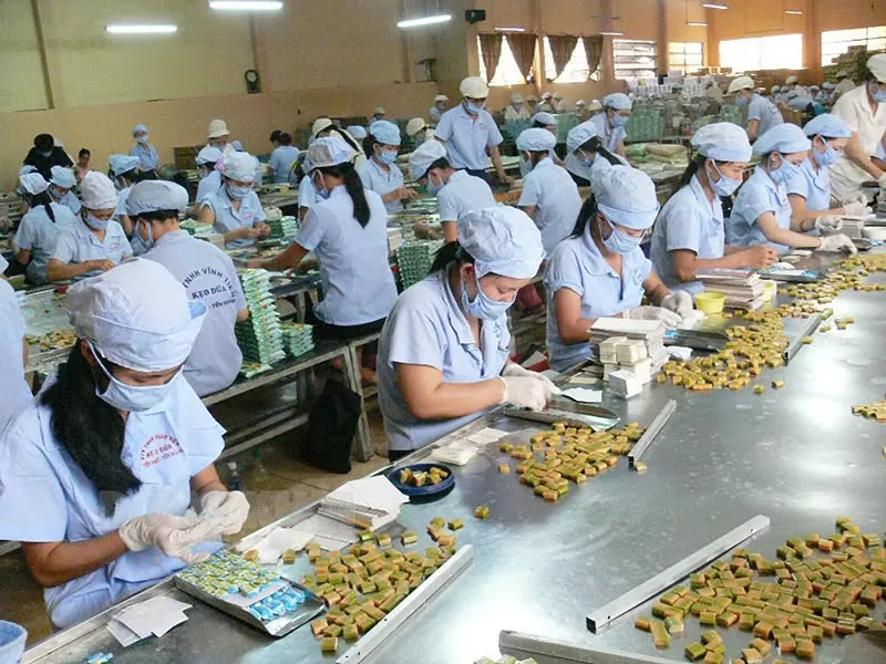 Quy trình làm kẹo dừa Bến Tre. Ảnh: Mai Anh