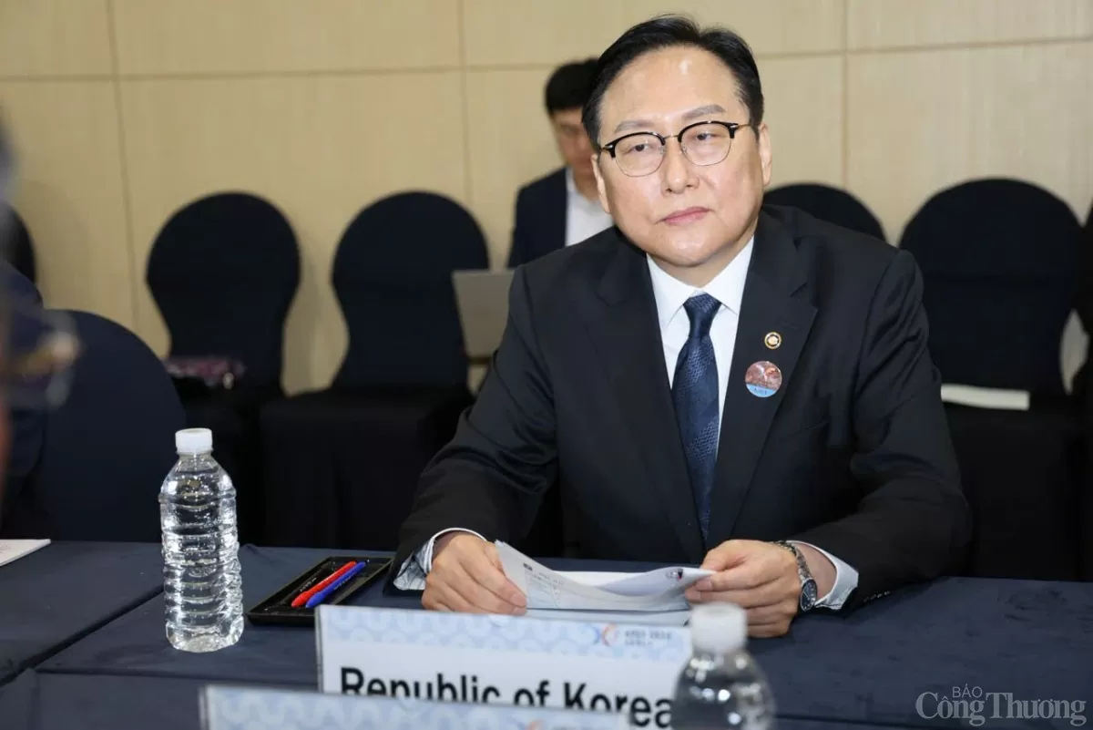 Bộ trưởng Nguyễn Hồng Diên làm việc với Bộ trưởng Thương mại Hàn Quốc tại APEC 2025