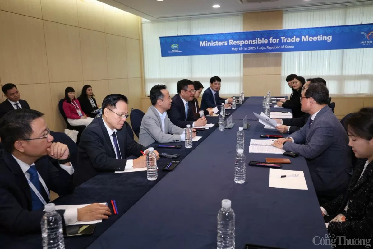 Bộ trưởng Nguyễn Hồng Diên làm việc với Bộ trưởng Thương mại Hàn Quốc tại APEC 2025