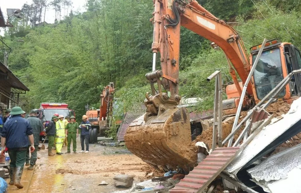 Lào Cai: Sạt lở đất trong đêm vùi lấp nhà dân tại Sa Pa