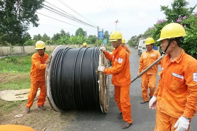 hệ thống lưới điện nông thôn được đầu tư đồng bộ từ lưới điện trung áp, trạm biến áp đến lưới hạ thế. Ảnh: Nam Anh