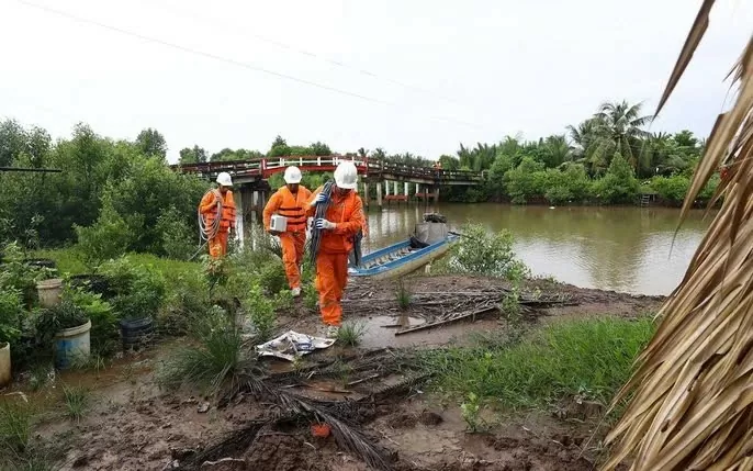 Trong giai đoạn 2024-2025, nhiều địa phương trên cả nước đẩy mạnh đầu tư, nâng cấp hệ thống điện nông thôn. Ảnh: EVNSPC