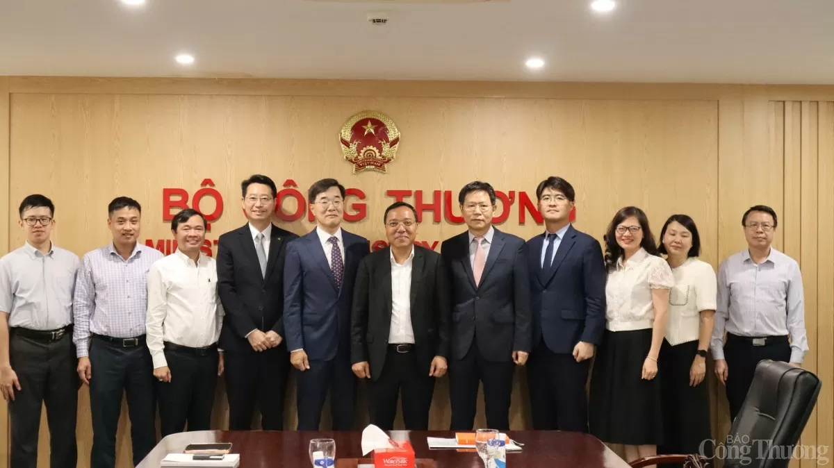 Thứ trưởng Bộ Công Thương Nguyễn Hoàng Long làm việc với Tập đoàn Hanwha Energy Corporation
