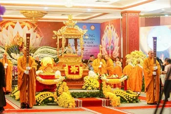dong nguoi xep hang dai chiem bai xa loi phat linh thieng