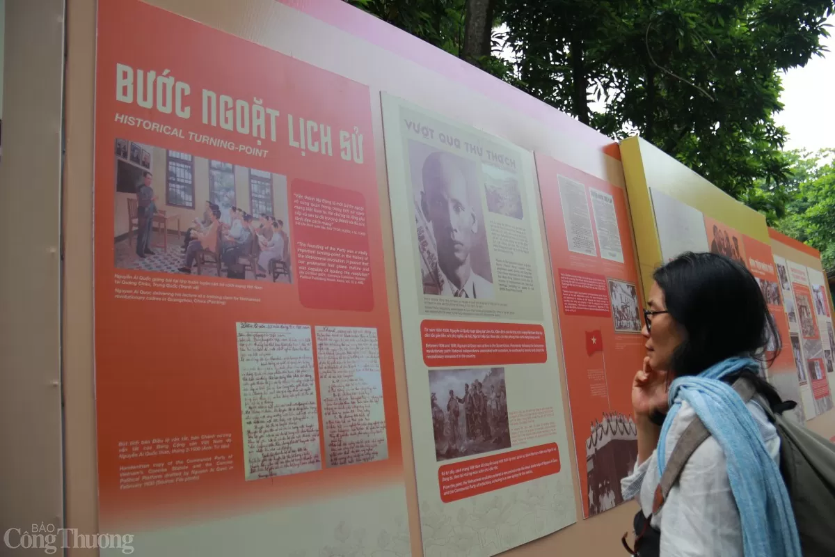 Người dân tìm hiểu về Chủ tịch Hồ Chí Minh. Ảnh: Hoa Quỳnh