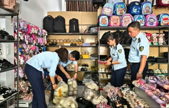 Lào Cai: Kiểm tra 20 cơ sở kinh doanh thực phẩm, sữa, xử lý 4 vụ vi phạm