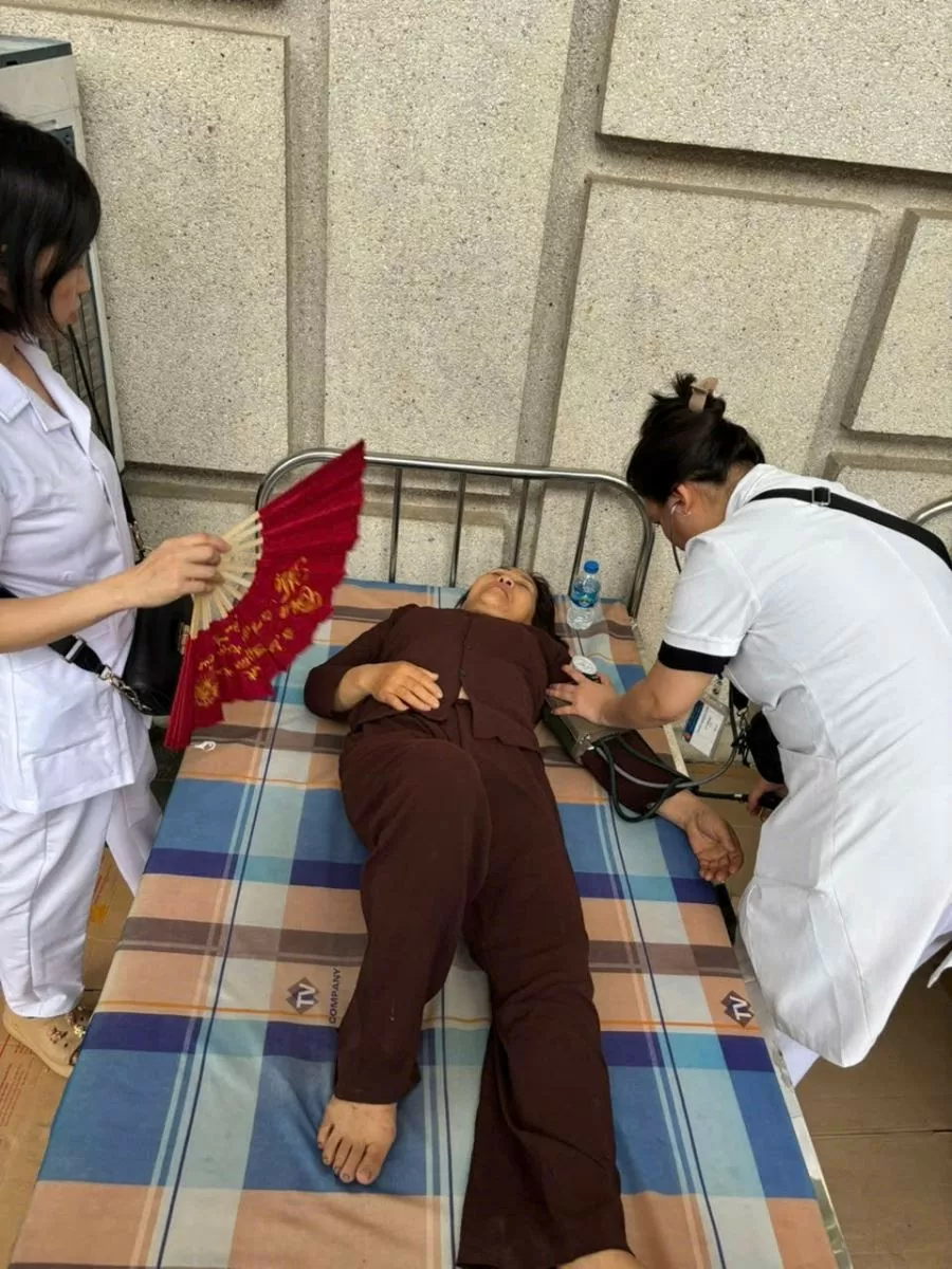 Hỗ trợ y tế cho một ca bệnh tại khu vực tổ chức Đại lễ Vesak.