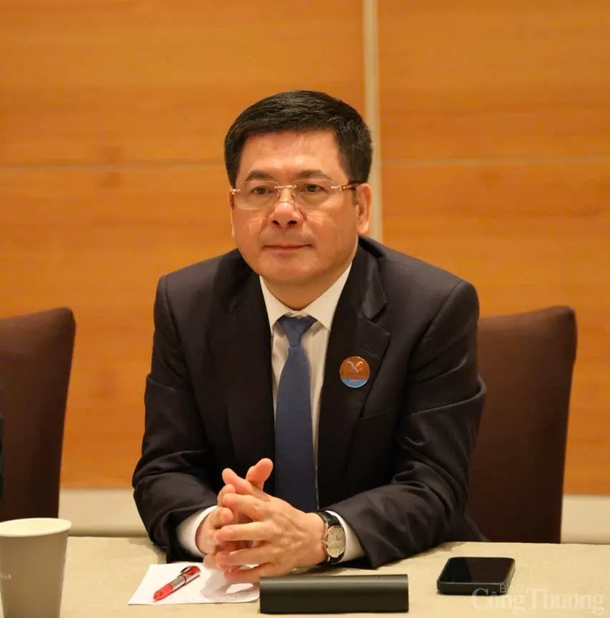 Bộ trưởng Nguyễn Hồng Diên làm việc với Bộ trưởng Văn phòng Nội các Nhật Bản bên lề MRT 31