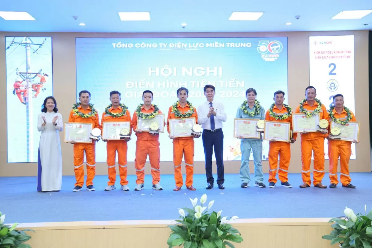 Chủ tịch Công đoàn EVNCPC Trần Đình Hà và Phó Chủ tịch Công đoàn EVNCPC Lê Thị Phương Cẩm trao Giấy khen và Biểu trưng cho các An toàn vệ sinh viên xuất sắc Chủ tịch Công đoàn EVNCPC Trần Đình Hà và Phó Chủ tịch Công đoàn EVNCPC Lê Thị Phương Cẩm trao Giấy khen và Biểu trưng cho các An toàn vệ sinh viên xuất sắc