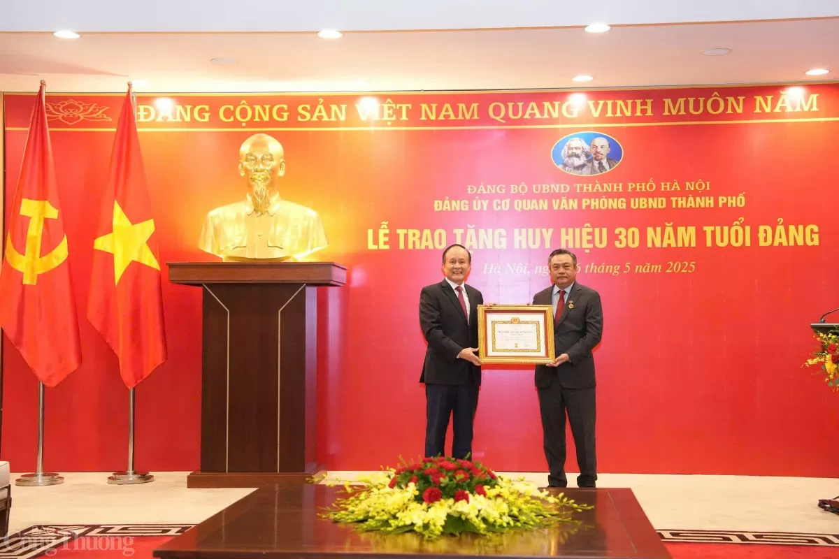 Chủ tịch Hà Nội Trần Sỹ Thanh nhận Huy hiệu 30 năm tuổi Đảng