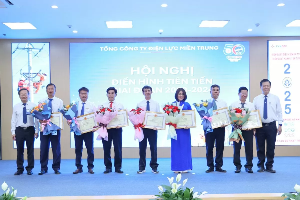 Thành viên HĐTV EVNCPC Nguyễn Đức và Phó Tổng giám đốc EVNCPC Nguyễn Hữu Khánh trao Giấy khen cho các Điện lực, Xí nghiệp Dịch vụ Điện lực dẫn đầu phong trào thi đua Thành viên HĐTV EVNCPC Nguyễn Đức và Phó Tổng giám đốc EVNCPC Nguyễn Hữu Khánh trao Giấy khen cho các Điện lực, Xí nghiệp Dịch vụ Điện lực dẫn đầu phong trào thi đua