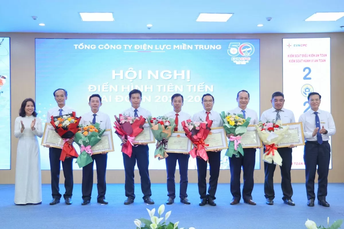 Thành viên HĐTV, Phó Chủ tịch Công đoàn EVNCPC Lê Thị Phương Cẩm và Phó Tổng giám đốc EVNCPC Lê Hoàng Anh Dũng trao Giấy khen cho các Điện lực, Xí nghiệp Dịch vụ Điện lực dẫn đầu phong trào thi đua Thành viên HĐTV, Phó Chủ tịch Công đoàn EVNCPC Lê Thị Phương Cẩm và Phó Tổng giám đốc EVNCPC Lê Hoàng Anh Dũng trao Giấy khen cho các Điện lực, Xí nghiệp Dịch vụ Điện lực dẫn đầu phong trào thi đua