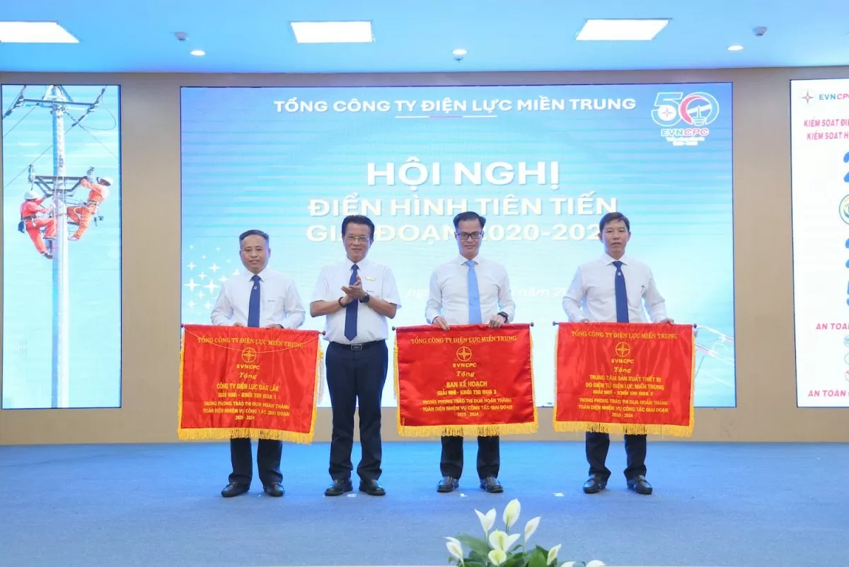 Tổng giám đốc EVNCPC Ngô Tấn Cư trao Cờ thi đua cho các đơn vị đạt giải Nhì các khối thi đua Tổng giám đốc EVNCPC Ngô Tấn Cư trao Cờ thi đua cho các đơn vị đạt giải Nhì các khối thi đua