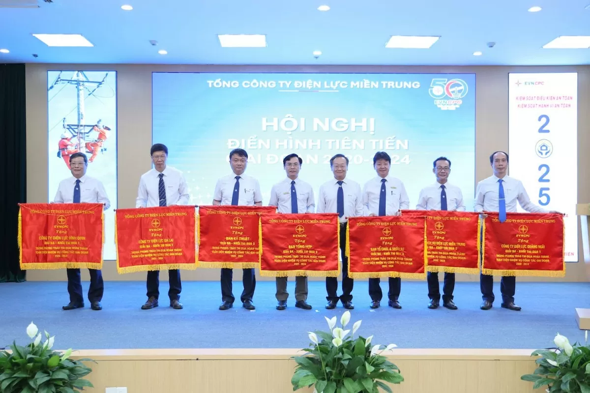 Thành viên HĐTV EVNCPC Nguyễn Đức trao Cờ thi đua cho các đơn vị đạt giải Ba các khối thi đua Thành viên HĐTV EVNCPC Nguyễn Đức trao Cờ thi đua cho các đơn vị đạt giải Ba các khối thi đua