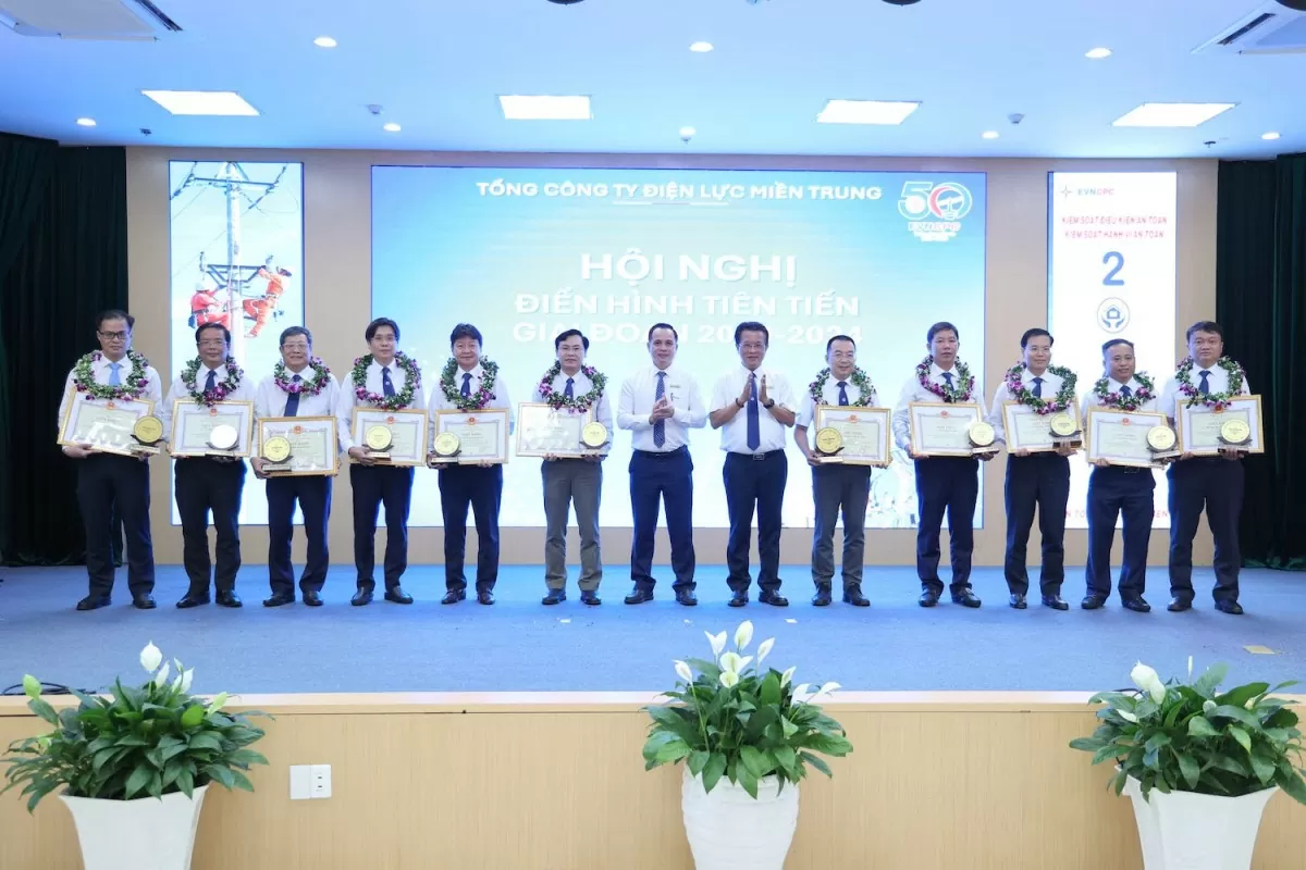 Lãnh đạo EVNCPC trao Giấy khen, Biểu trưng cho lãnh đạo các đơn vị hoàn thành xuất sắc nhiệm vụ Lãnh đạo EVNCPC trao Giấy khen, Biểu trưng cho lãnh đạo các đơn vị hoàn thành xuất sắc nhiệm vụ