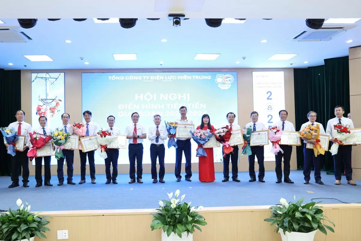Thành viên HĐTV Trình Trung Phương và Phó Tổng giám đốc Hồ Thăng Thu trao Giấy khen cho các đơn vị xuất sắc dẫn đầu từng lĩnh vực công tác Thành viên HĐTV Trình Trung Phương và Phó Tổng giám đốc Hồ Thăng Thu trao Giấy khen cho các đơn vị xuất sắc dẫn đầu từng lĩnh vực công tác