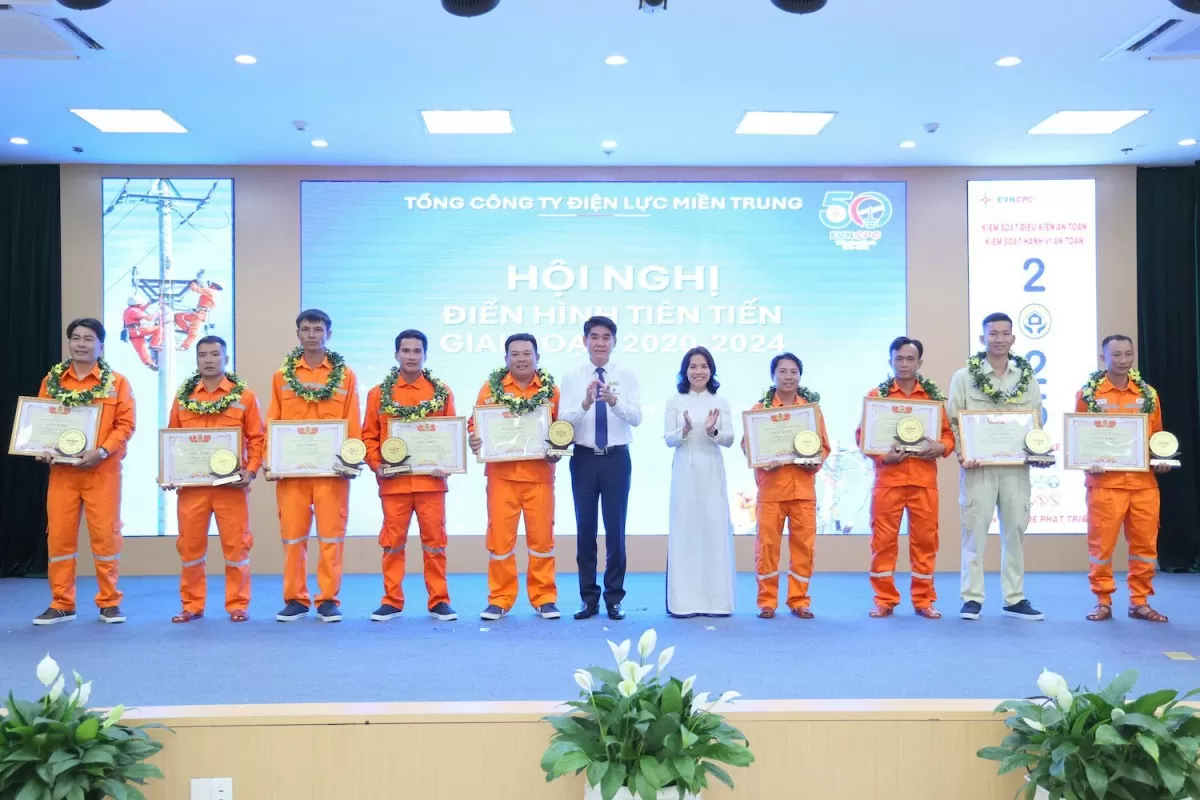 Chủ tịch Công đoàn EVNCPC Trần Đình Hà và Phó Chủ tịch Công đoàn EVNCPC Lê Thị Phương Cẩm trao Giấy khen và Biểu trưng cho các An toàn vệ sinh viên xuất sắc Chủ tịch Công đoàn EVNCPC Trần Đình Hà và Phó Chủ tịch Công đoàn EVNCPC Lê Thị Phương Cẩm trao Giấy khen và Biểu trưng cho các An toàn vệ sinh viên xuất sắc