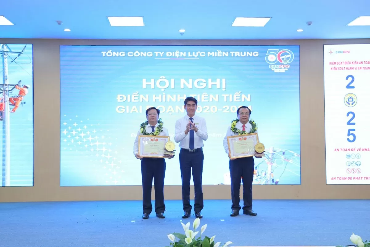 Chủ tịch Công đoàn EVNCPC Trần Đình Hà trao Giấy khen và Biểu trưng cho các Chủ tịch Công đoàn có thành tích xuất sắc Chủ tịch Công đoàn EVNCPC Trần Đình Hà trao Giấy khen và Biểu trưng cho các Chủ tịch Công đoàn có thành tích xuất sắc