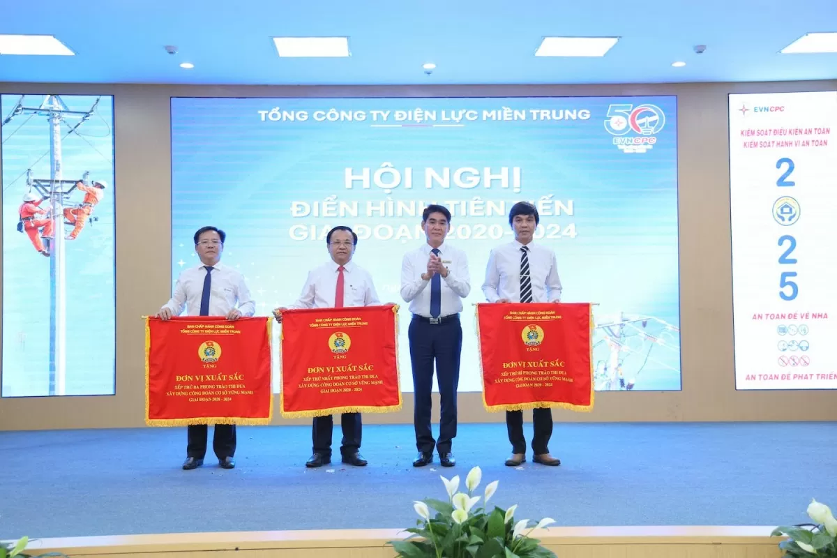 Chủ tịch Công đoàn EVNCPC Trần Đình Hà trao Cờ cho 3 Công đoàn cơ sở xuất sắc Chủ tịch Công đoàn EVNCPC Trần Đình Hà trao Cờ cho 3 Công đoàn cơ sở xuất sắc