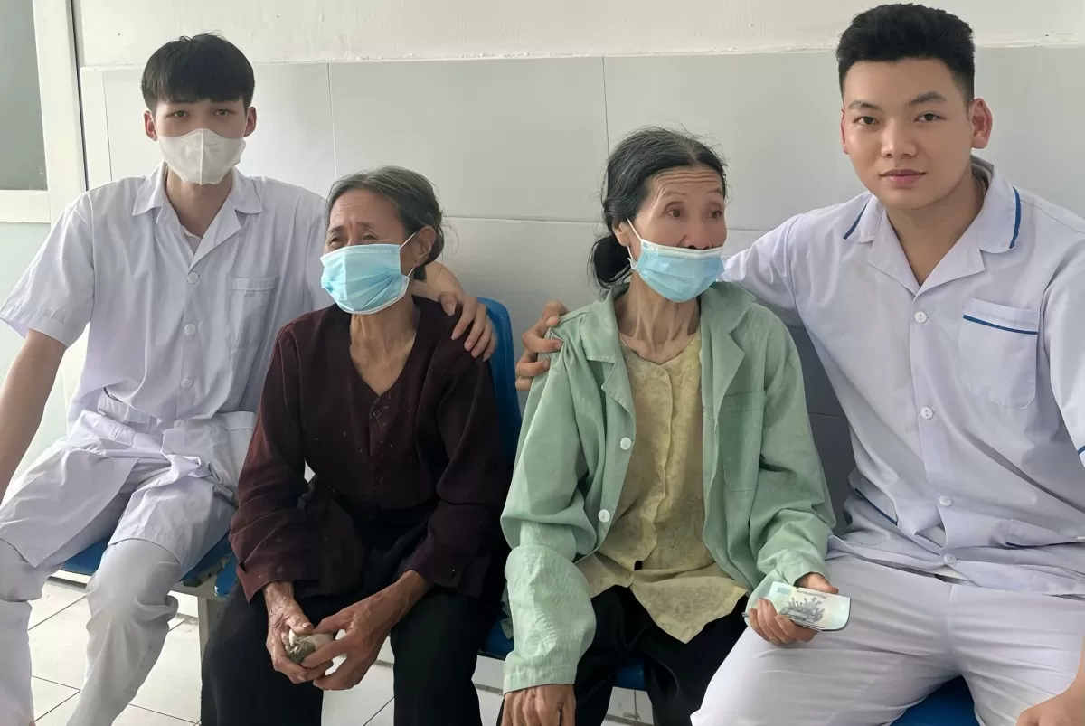 Hai sinh viên giúp cụ bà khám bệnh: \'Trái tim trẻ\' lan tỏa yêu thương