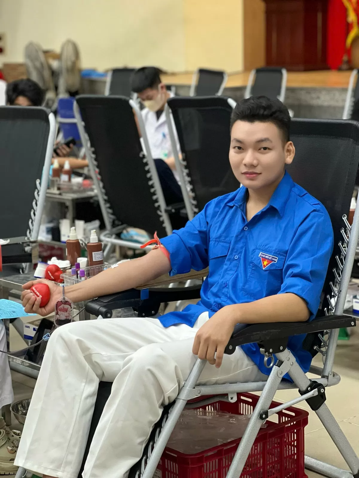Hai sinh viên giúp cụ bà khám bệnh: \'Trái tim trẻ\' lan tỏa yêu thương