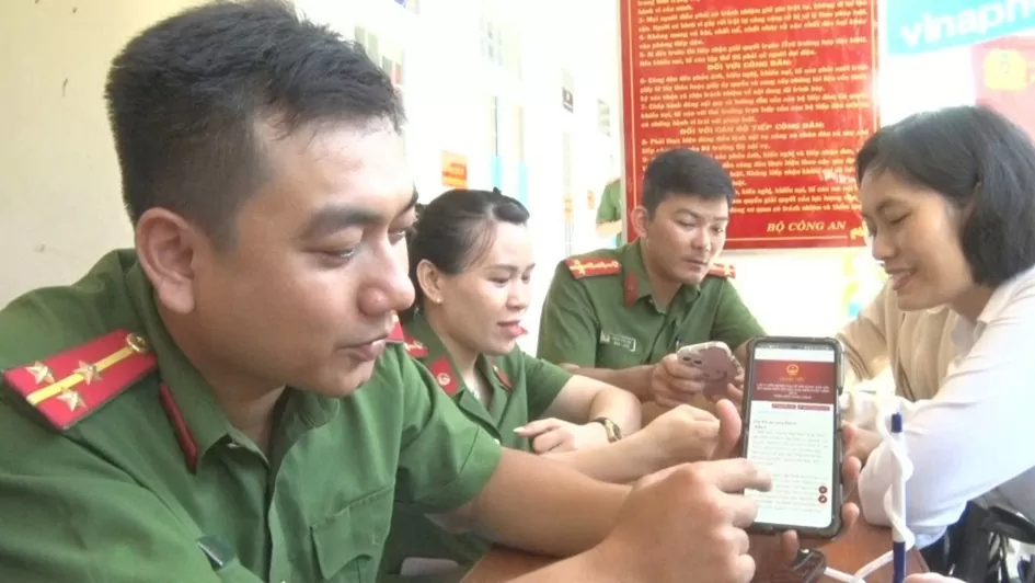 ‘Đi từng ngõ, gõ từng nhà’ vận động nhân dân góp ý Hiến pháp