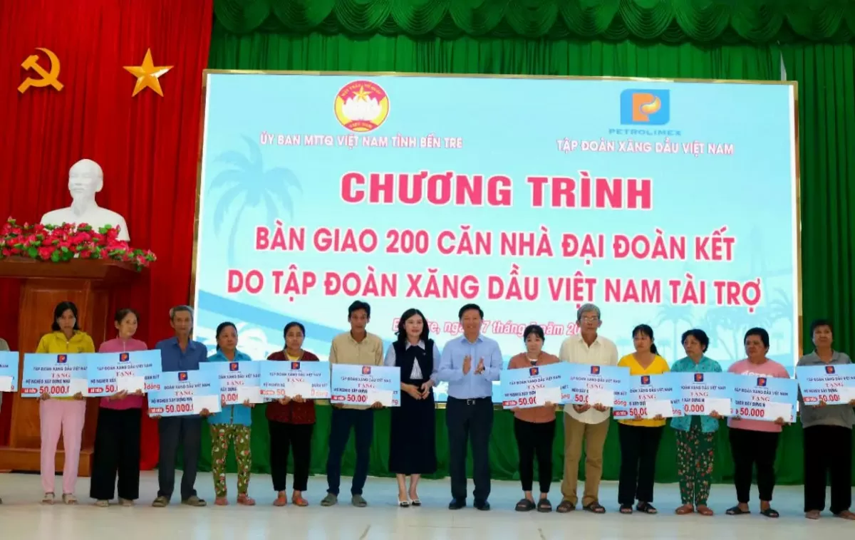  Bà Nguyễn Thị Châu Uyên - Giám đốc Công ty TNHH MTV Xăng dầu Bến Tre - trao bảng tượng trưng tặng nhà cho hộ dân tại chương trình.