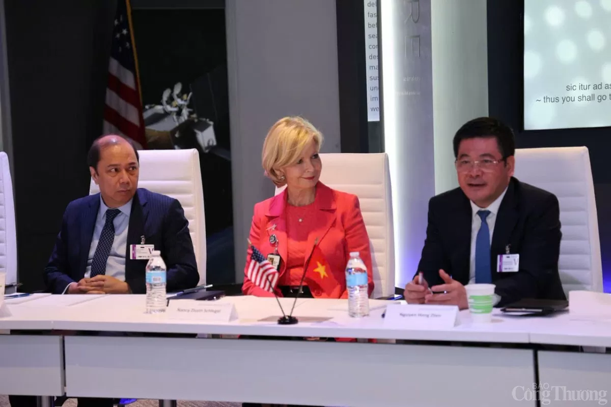 Bộ trưởng Nguyễn Hồng Diên làm việc với Tập đoàn Lockheed Martin