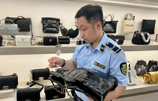 Hàng giả bán tràn lan trên tuyến phố du lịch Đà Nẵng