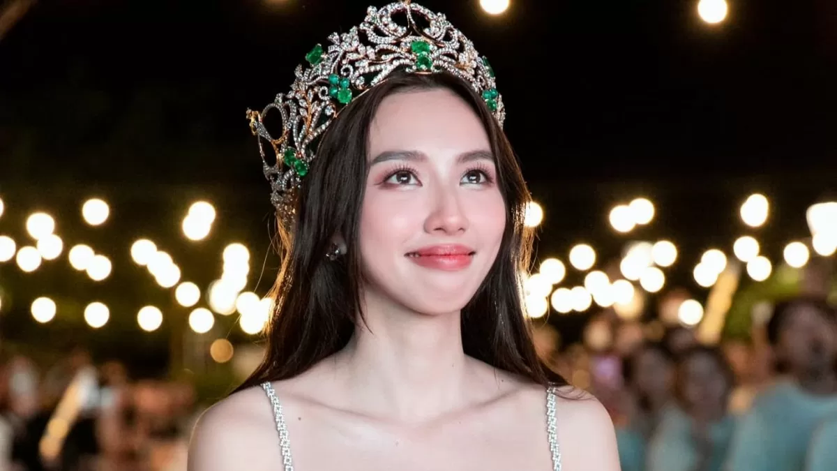 Hoa hậu Thùy Tiên (phải) nghe cảnh sát đọc lệnh khởi tố, bắt tạm giam, ngày 19/5. Ảnh: Bộ Công an