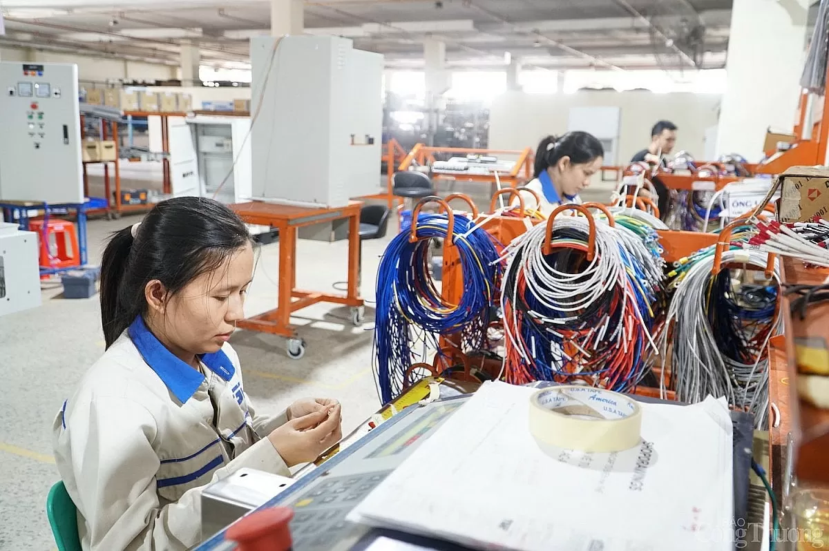 Với gần 1 triệu doanh nghiệp và hơn 5 triệu hộ kinh doanh hoạt động trong nền kinh tế, kinh tế tư nhân đóng góp khoảng 50% GDP
