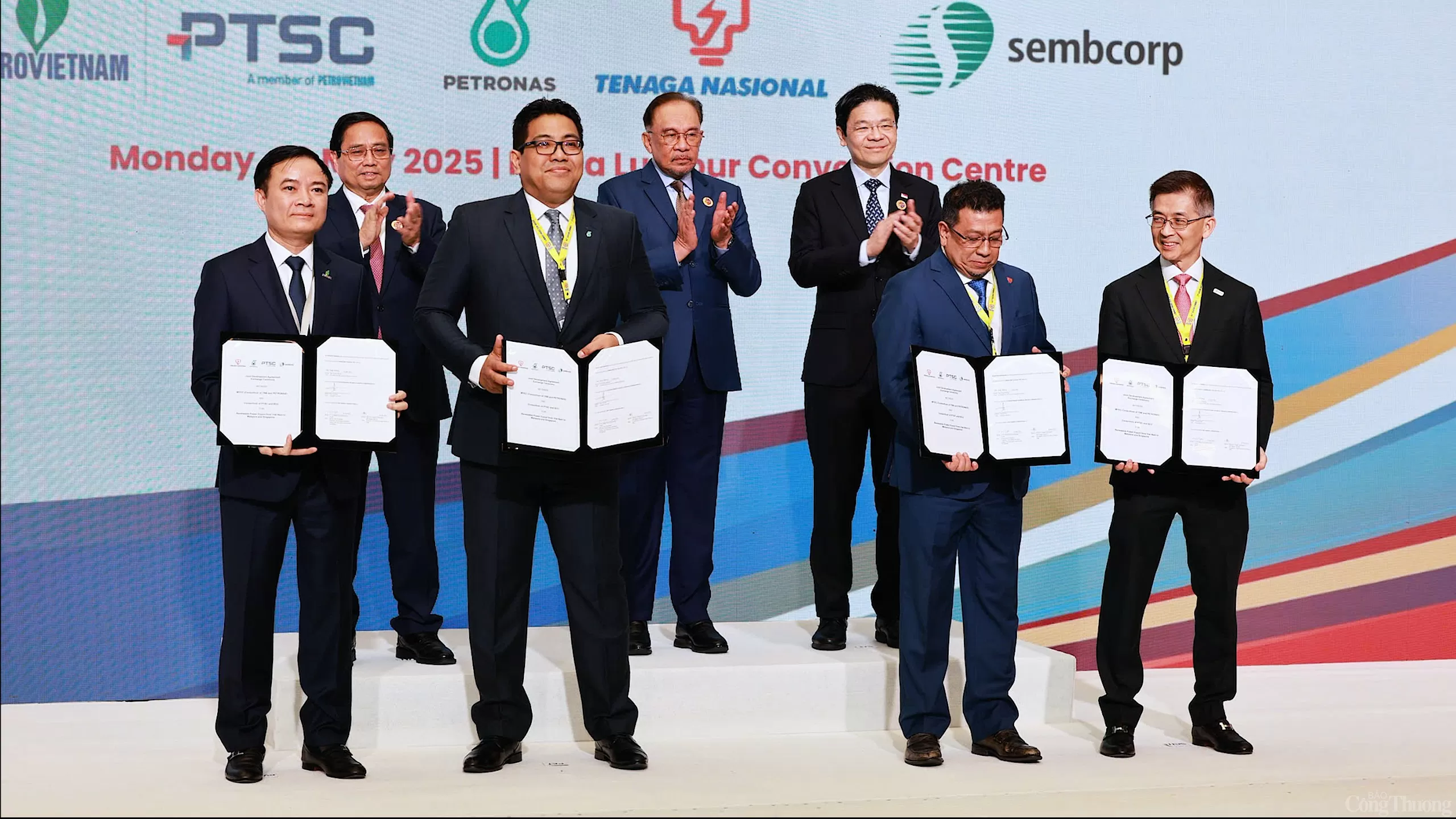 Từ toà tháp đôi Petronas Malaysia nghĩ về quốc huy năng lượngViệtNam