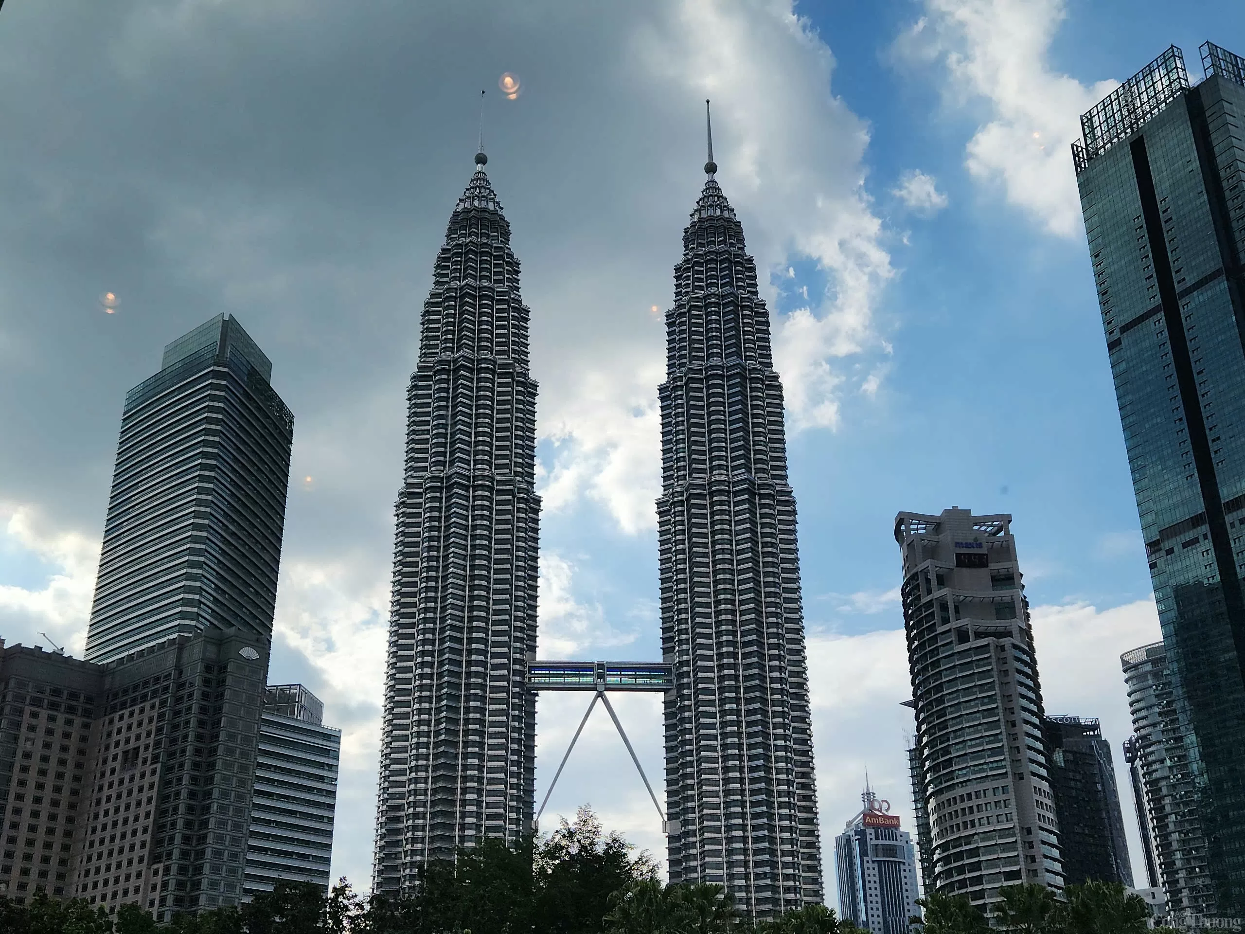 Từ toà tháp đôi Petronas Malaysia nghĩ về quốc huy năng lượngViệtNam