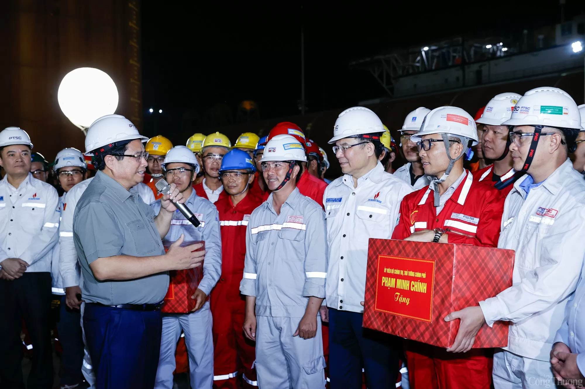 Từ toà tháp đôi Petronas Malaysia nghĩ về quốc huy năng lượngViệtNam
