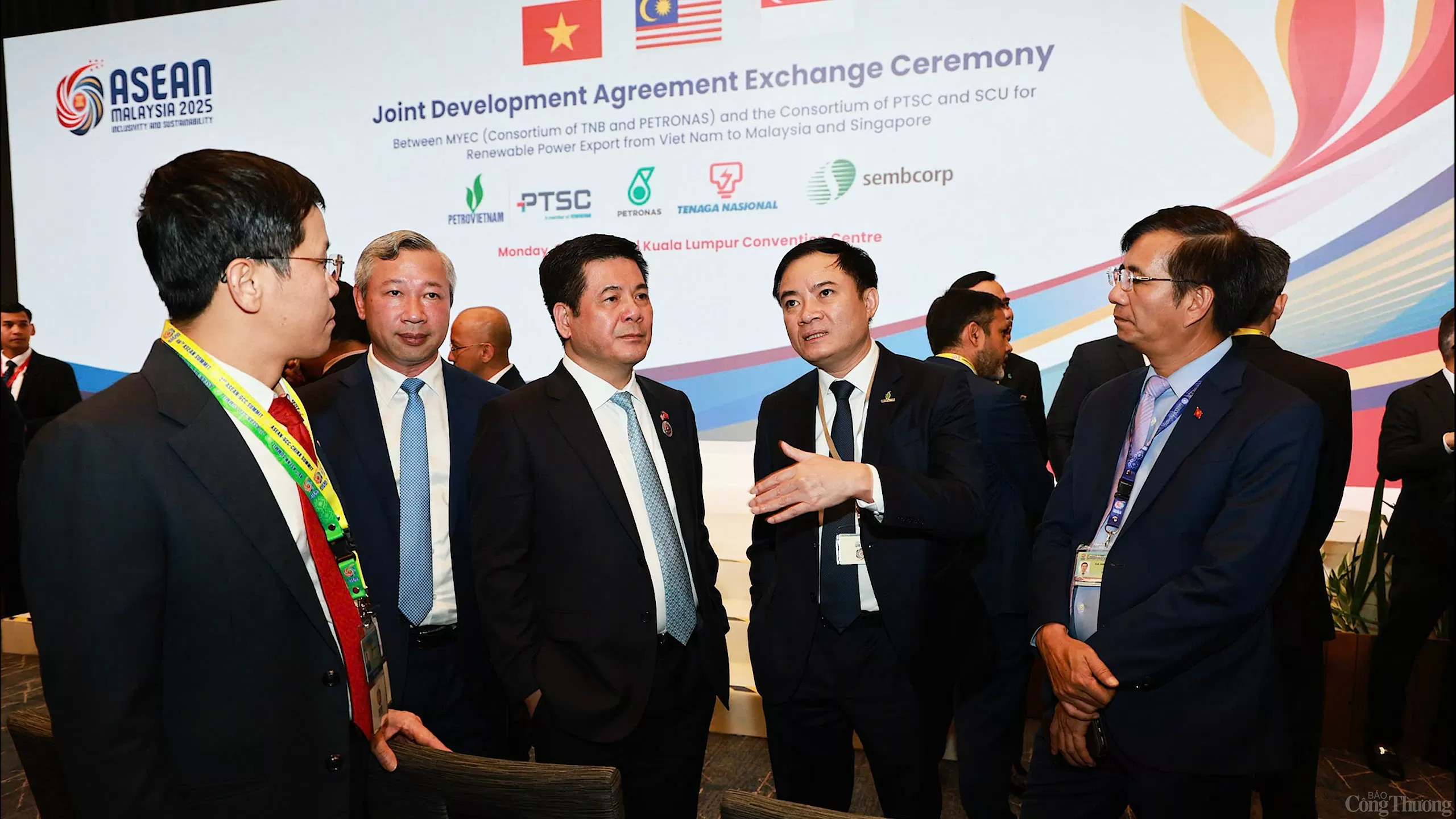 Việt Nam ký thỏa thuận xuất khẩu điện sạch sang Malaysia, Singapore