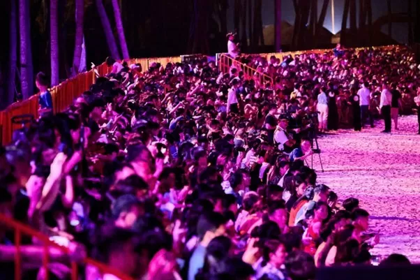 كان القاعة مليئة بالجمهور في ليلة الافتتاح.