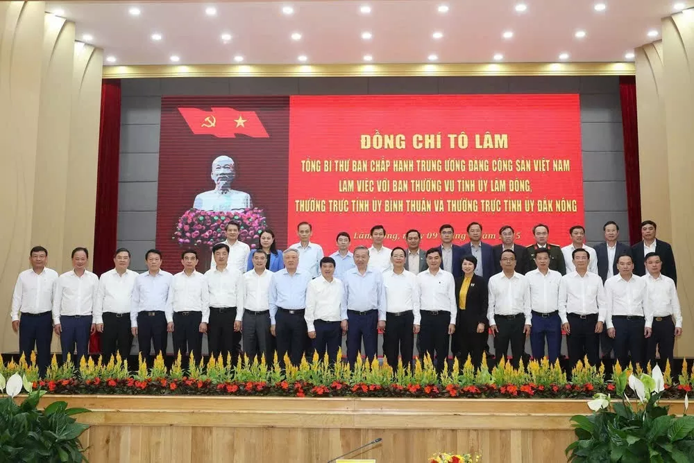 Tổng Bí thư Tô Lâm và các đại biểu chụp ảnh chung. (Ảnh: Thống Nhất/TTXVN)