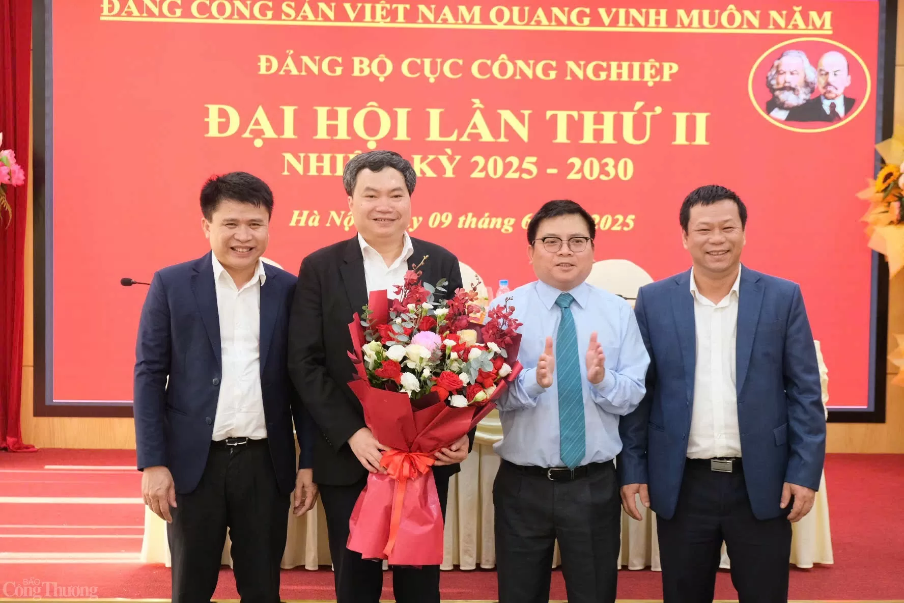 Thứ trưởng Trương Thanh Hoài chúc mừng cấp ủy khóa mới của Đảng bộ Cục Công nghiệp.  